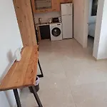 Apartmán Renovated 2 Bedroom In Light House Paphos