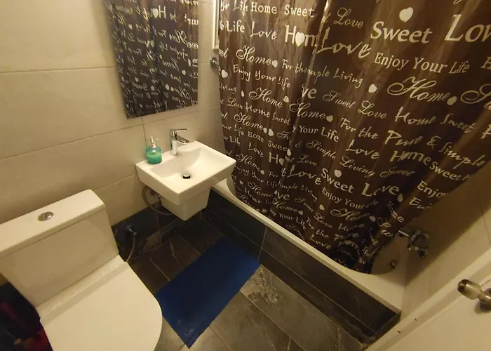 Renovated 2 Bedroom In Light House * 파포스