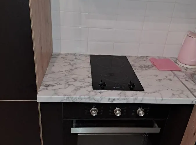 Renovated 2 Bedroom In Light House 파포스