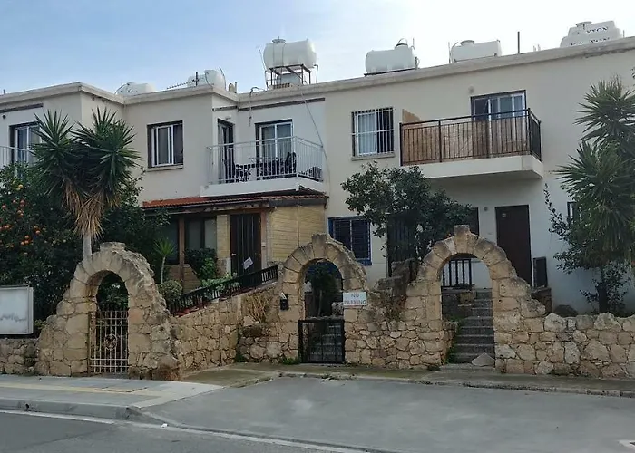 Renovated 2 Bedroom In Light House * 파포스