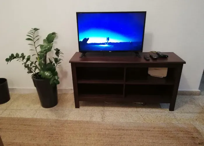 Renovated 2 Bedroom In Light House * 파포스